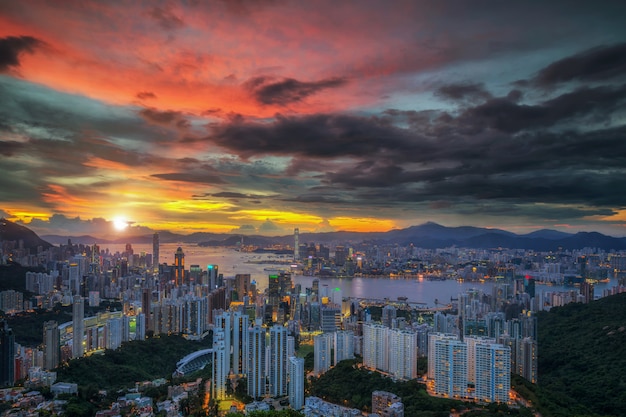 Draufsicht der Stadt Hongkong mit Sonnenunterganghintergrund in China