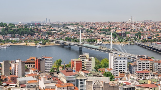 Draufsicht der Stadt Istanbul und der Atatürk-Brücke in der Türkei