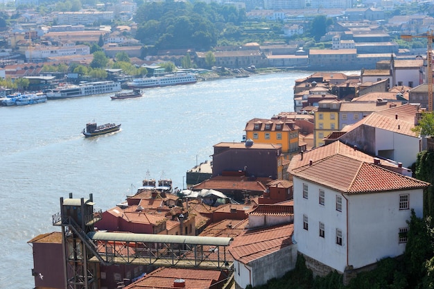 Draufsicht der Stadt Porto und Fluss Douro (Portugal). Menschen sind nicht wiederzuerkennen.