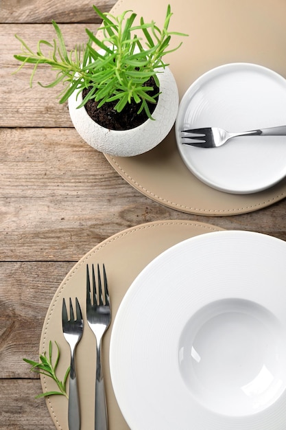 Draufsicht der Tabelleneinstellung für Abendessen im vegetarischen Café