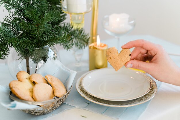 Draufsicht der Tabellenlandschaft mit Dekoration und Liebesherzplätzchen. Weihnachtsfeiertage