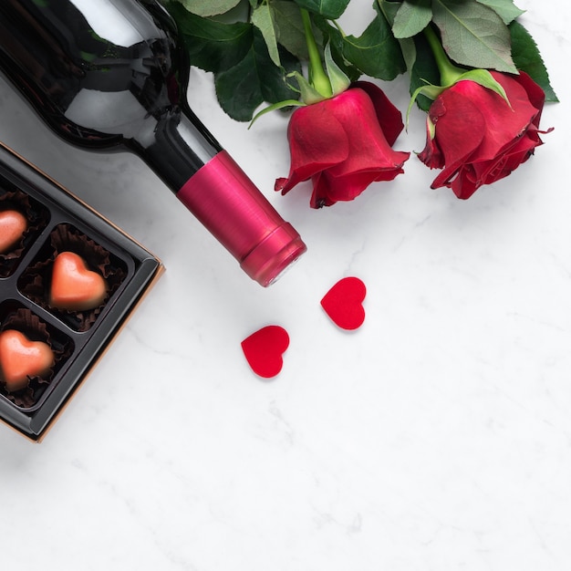 Draufsicht der Valentinstagschokolade mit Rose und Wein, festliches Geschenkdesignkonzept für besondere Feiertagsdatierung.