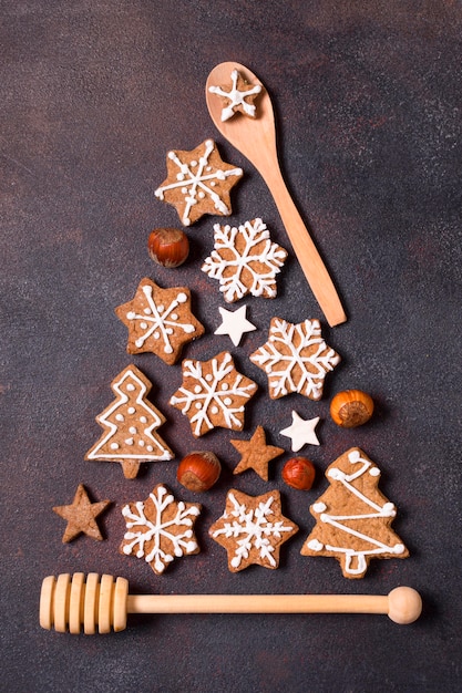 Draufsicht der Weihnachtsbaumform gemacht von Lebkuchenplätzchen und von Küchenutensilien