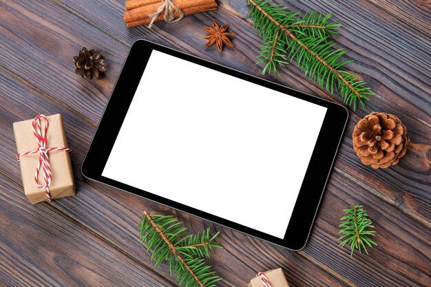 Draufsicht der Weihnachtsdekoration mit digitaler Tablette