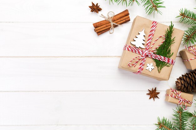 Draufsicht der Weihnachtsdekoration mit Tannenbaum und Geschenkbox auf Holztisch