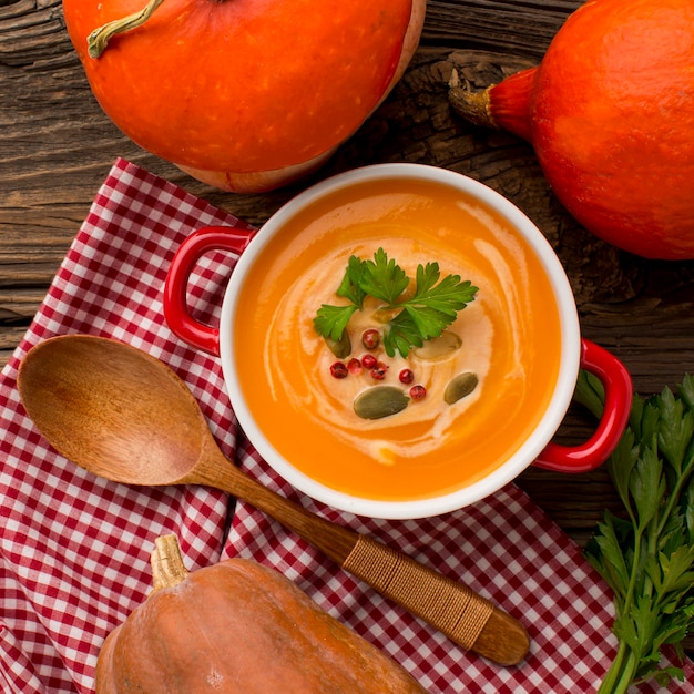 Draufsicht der Winterkürbissuppe in der Schüssel mit Petersilie