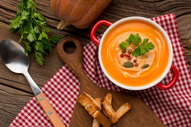 Foto draufsicht der winterkürbissuppe mit croutons