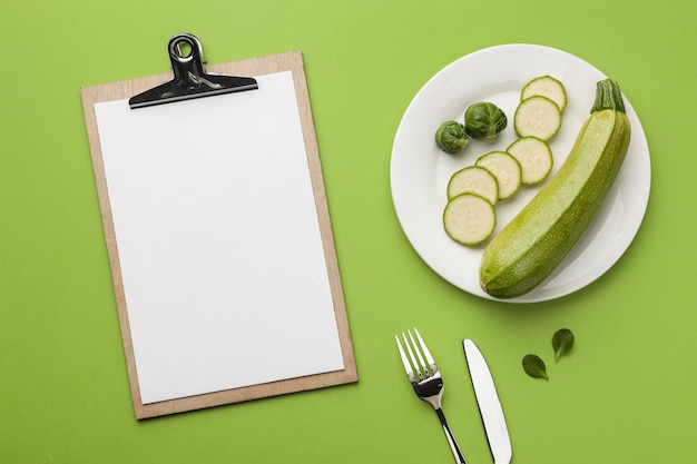 Foto draufsicht der zucchini auf teller mit rosenkohl und zwischenablage