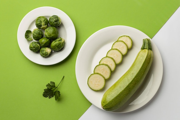 Foto draufsicht der zucchini auf teller mit rosenkohl