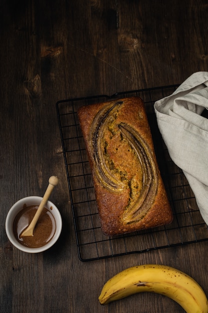 Draufsicht des Bananenbrotes über dunklen rustikalen Holztisch