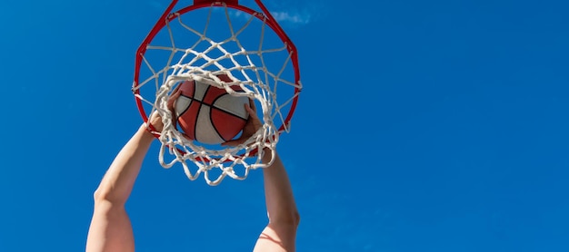 Draufsicht des Basketballspielers wirft den Ball in den Reifen Outdoor-Motivation Horizontales Plakatdesign Web-Banner-Header-Kopienbereich