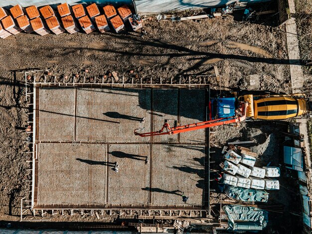 Draufsicht des Betonierfahrzeugs, das Fundament auf einer Baustelle betoniert