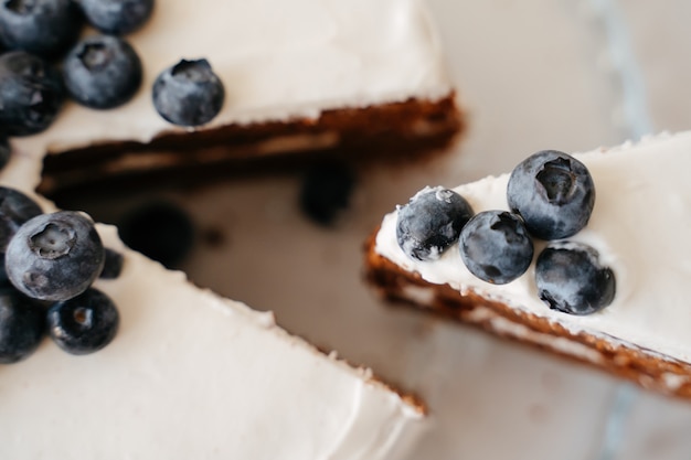 Draufsicht des Blaubeerkuchens mit Schokoladenkruste auf einem weißen Teller. Süßwaren süß zum Geburtstag.