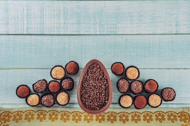 Draufsicht des brasilianischen Schokoladen-Ostereies mit Bonbons Brigadeiros - Ovo de Chocolate de Colher