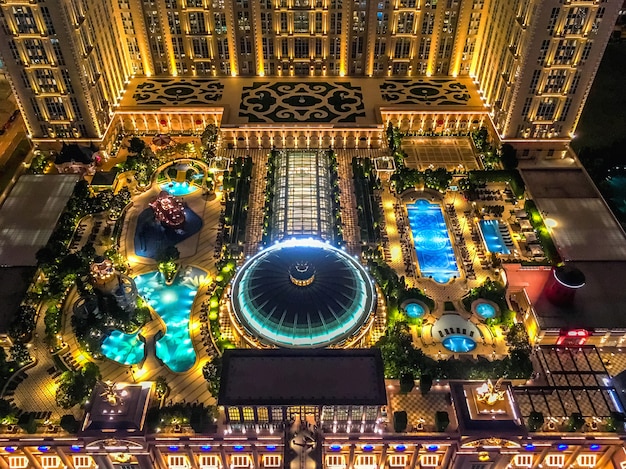 Draufsicht des Dachgartens des Hotels Parisian in Macao. Nachtbeleuchtung des Schwimmbades.