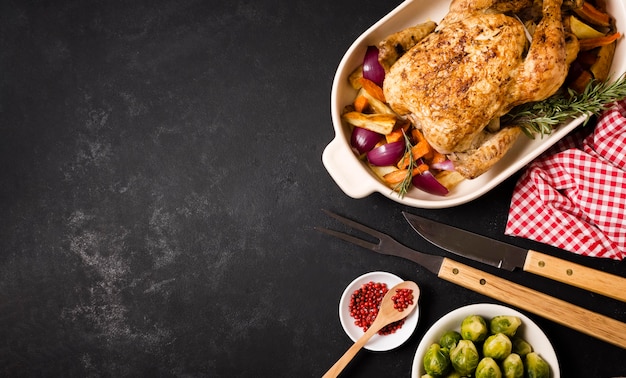 Draufsicht des Erntedankfestes mit gebratenem Huhn und Kopienraum