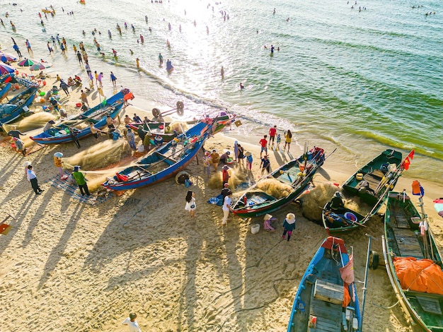 Draufsicht des Fischers, der sein Netz bei Sonnenaufgang oder Sonnenuntergang auswirft Traditionelle Fischer bereiten das Fischernetz vor