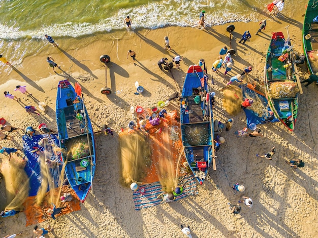 Draufsicht des Fischers, der sein Netz bei Sonnenaufgang oder Sonnenuntergang auswirft Traditionelle Fischer bereiten das Fischernetz vor