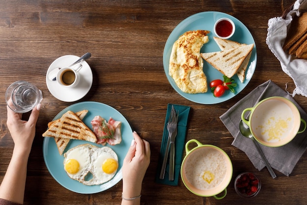 Draufsicht des Frühstücks über hölzernem Hintergrund