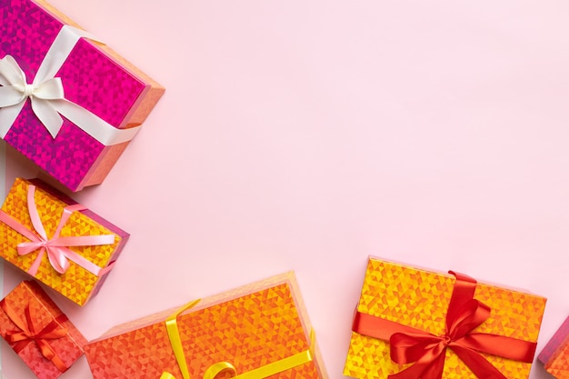 Draufsicht des Geschenkboxrahmens zum Feiern von Weihnachten, Geburtstag oder Neujahr auf Rosa