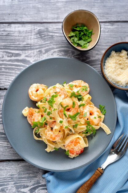 Draufsicht des geschmackvollen Garnelenfettuccine Alfredo