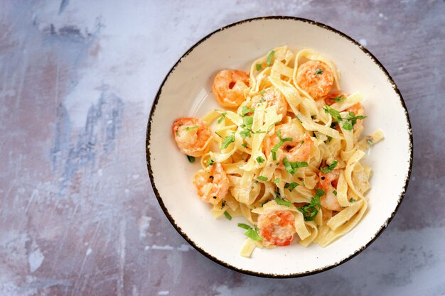 Draufsicht des geschmackvollen Garnelenfettuccine Alfredo