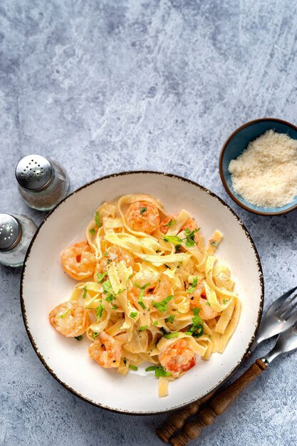 Draufsicht des geschmackvollen Garnelenfettuccine