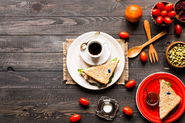 Draufsicht des gesunden Sandwichtoasts mit Kopfsalat