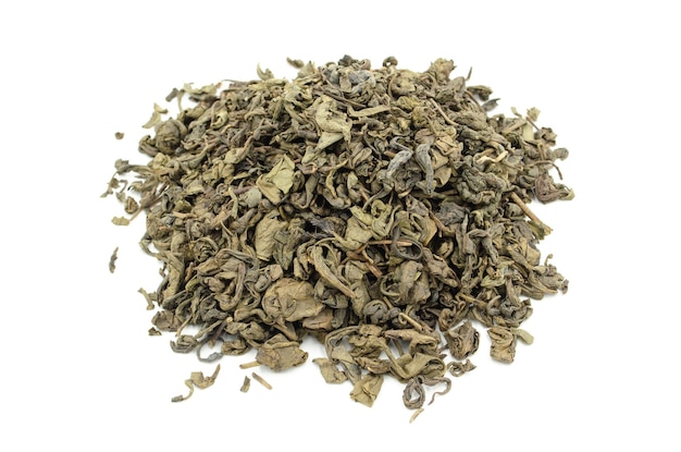 Draufsicht des getrockneten chinesischen grünen Tees auf weißem Hintergrund.