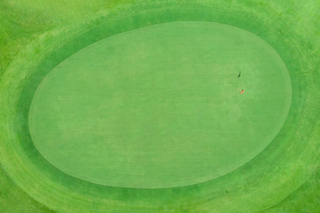 Draufsicht des Golfpfostens auf dem Grün in einem Golfplatz