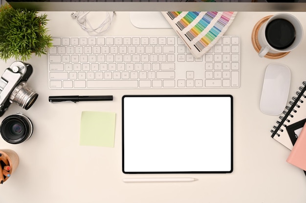 Draufsicht des Grafikdesigner-Arbeitsbereichs mit Tablet-Mockup-Palette und Zubehör