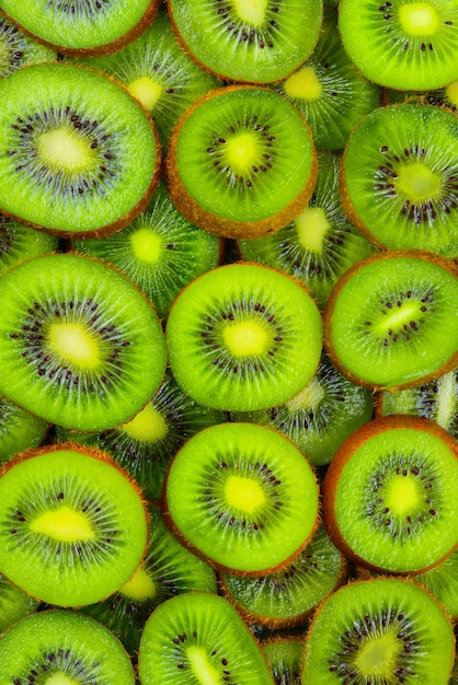 Draufsicht des Haufens der geschnittenen Kiwi als strukturierter Hintergrund