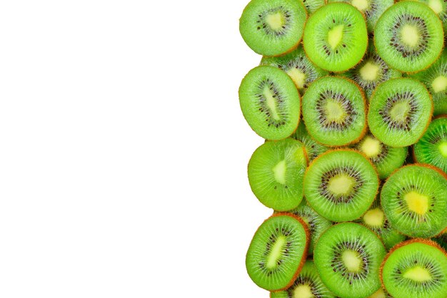 Draufsicht des Haufens der geschnittenen Kiwi als strukturierter Hintergrund