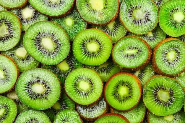 Draufsicht des Haufens der geschnittenen Kiwi als strukturierter Hintergrund