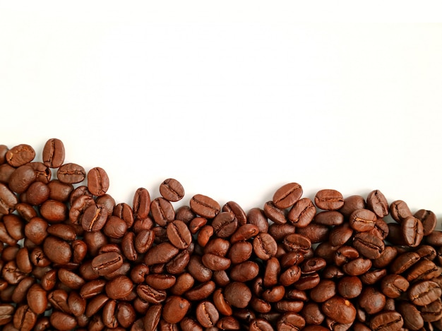 Draufsicht des Haufens der Röstkaffeebohnen auf Weiß