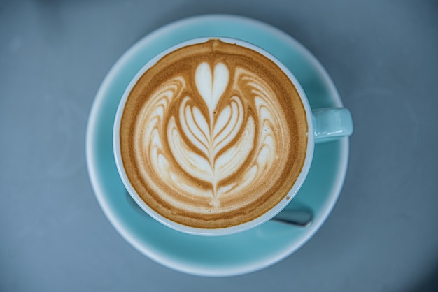 Draufsicht des heißen Kaffee Latte in einer blauen Tasse