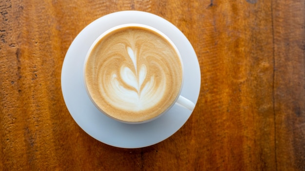 Foto draufsicht des heißen kaffees auf holztisch