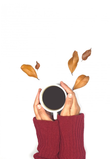Draufsicht des Herbstlaubs und des Kaffees