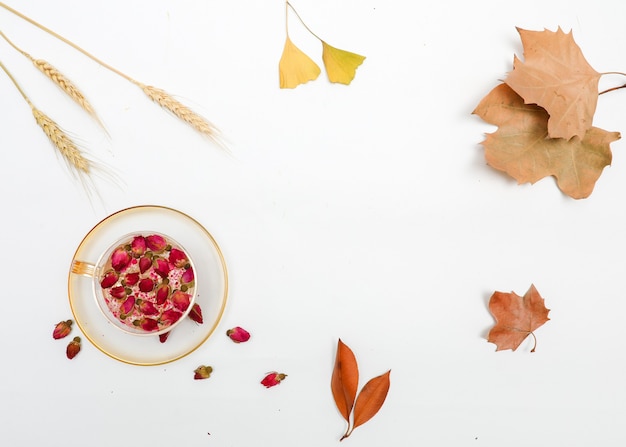 Draufsicht des herbstlichen Rosentees