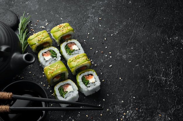 Draufsicht des japanischen Sushi-grünen Drachen-Avocado-Zwiebellachses und des Sushi-Käses