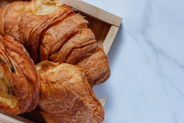 Draufsicht des köstlichen Brotes auf weißem Marmor für Lebensmittel, Bäckerei und Essenkonzept