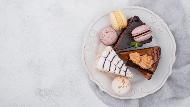 Foto draufsicht des kuchens auf teller mit kopienraum und macarons