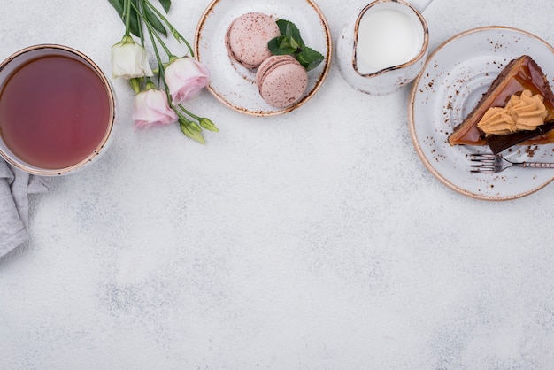 Foto draufsicht des kuchens mit tee und kopienraum