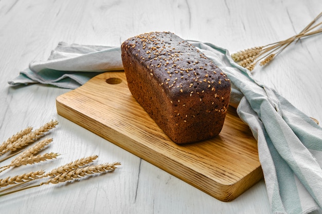 Draufsicht des Laibs des braunen Sauerteigbrotes mit Sonnenblumenkernen und Sesam