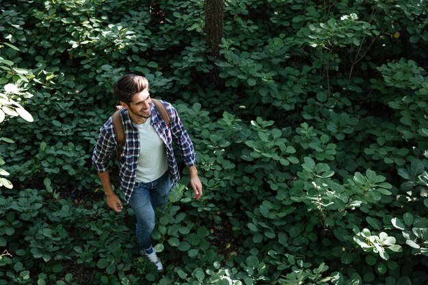 Draufsicht des Mannes im Wald man