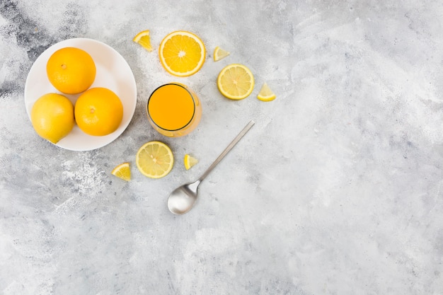 Foto draufsicht des orangensaftes mit kopienraum