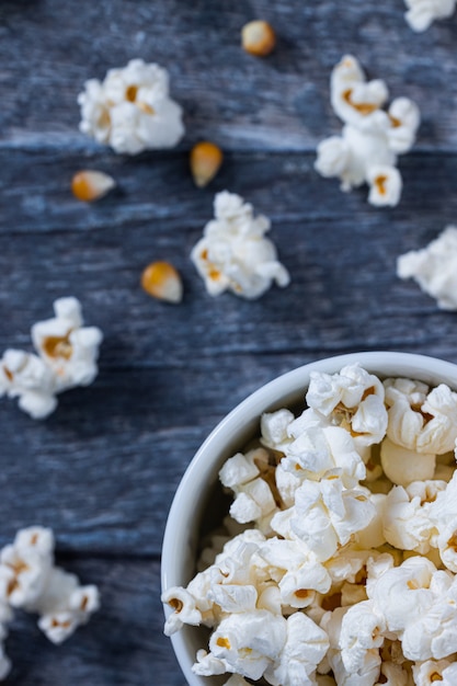 Draufsicht des Popcorns in einer weißen Schüssel mit einem Blau