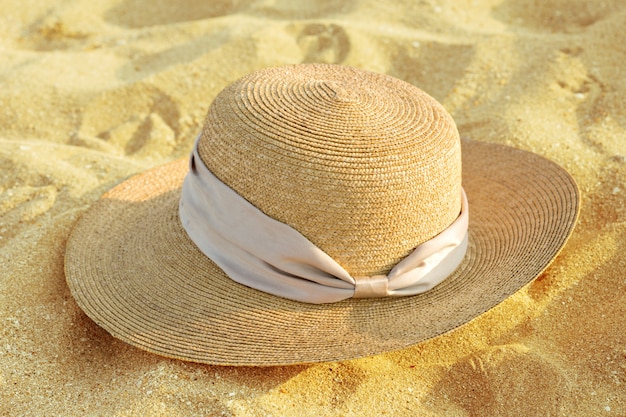 Draufsicht des sandigen Strandes mit Sommerzubehör