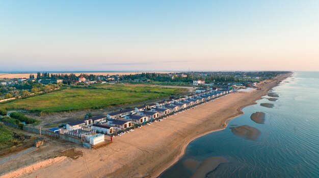 Draufsicht des schönen Strandes. Luftbrummen auf Meerwasser am Strand