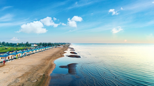 Draufsicht des schönen Strandes. Luftbrummen auf Meerwasser am Strand